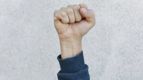 Жителя Владимира оштрафовали на 100 тыс. рублей за нападение на полицейского