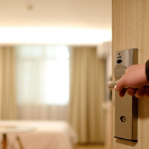 Индийская полиция рассказала об умерших в отеле владимирском депутате и его друге 