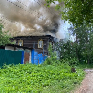 Во Владимирской области загорелись два деревянных дома