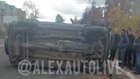 Толпа мужчин перевернула внедорожник после ДТП во Владимирской области