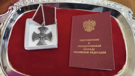 Сестре погибшего на СВО бойца из Вязников вручили орден Мужества