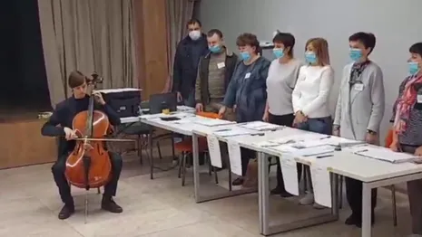 Во Владимирской области на избирательном участке гимн России исполнил виолончелист