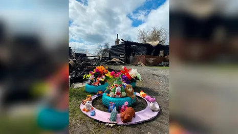 Владимирцы создали стихийный мемориал в память о погибшем на пожаре 9-летнем ребенке