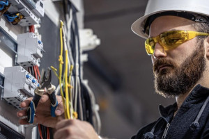 Во Владимирской области 70 должников самовольно подключились к электричеству