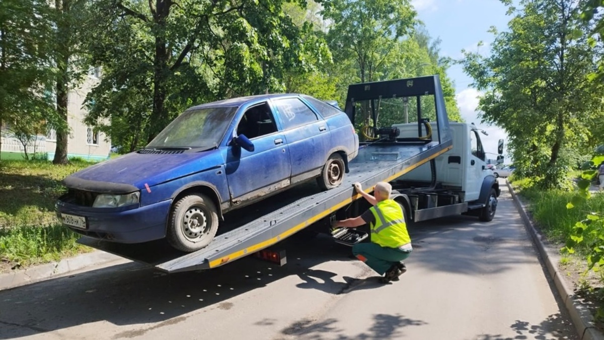 Во Владимире брошенные машины с улицы Безыменского увезли на стоянку для  автохлама - День во Владимире