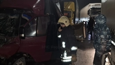 Под Гороховцом пострадавшего в ДТП с большегрузами зажало в салоне