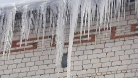 В Красной Горбатке на крышах школ и детсадов повисли опасные сосульки