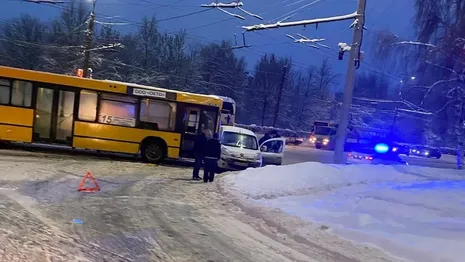 Во Владимире на обледенелой дороге столкнулись автобус и легковушка