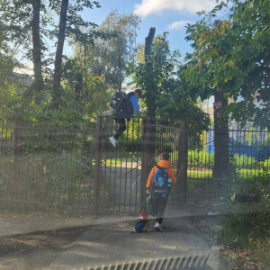 Высокий забор встал на пути владимирских школьников к знаниям