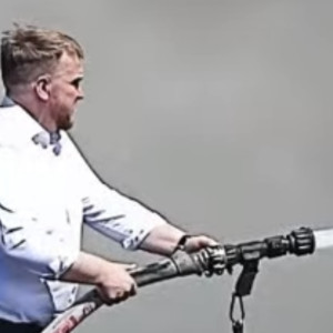 Глава администрации Кольчугинского района помог в тушении мусорного полигона