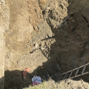 При реконструкции канализации в Радужном 40-летнего мужчину насмерть засыпало грунтом