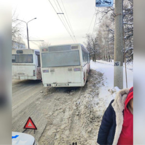 Во Владимире автобус №32 с пассажирами в салоне влетел в снежный вал