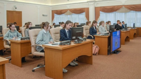 Во Владимире 55 учеников поступили в «Школу юного законотворца»