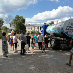 Жителям райцентра Владимирской области начали бесплатно раздавать воду