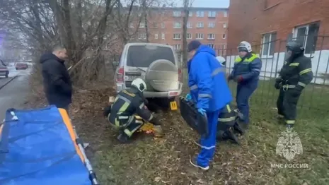 Во Владимире угодившая под колеса авто пешеход застряла под машиной