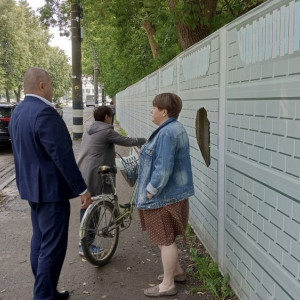 В Коврове вандалы в очередной раз поиздевались над забором на Октябрьской