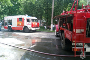 Припаркованные машины помешали владимирским пожарным подъехать к горящей многоэтажке