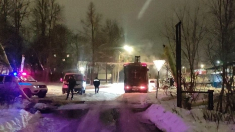 Влетевший в трубы грузовик оставил без отопления 3 улицы Гусь-Хрустального