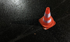 Во Владимире спасатели съехались к влетевшему в столб электрокару