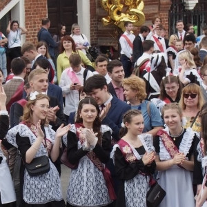 Слезы радости и прощальный вальс. Как прошел последний звонок-2023 во Владимире