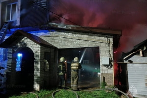 Во Владимирской области огонь охватил два жилых дома