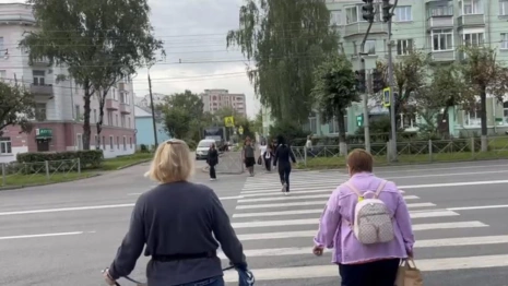 На пешеходных переходах во Владимире зазвучали школьные песни