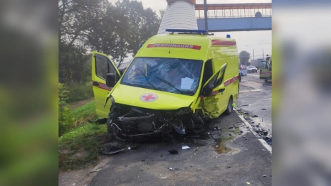 Во Владимирской области легковушка врезалась в карету скорой помощи