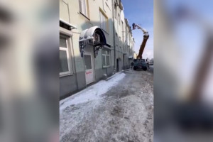 В центре Владимира снегоуборочная техника повредила фасады зданий