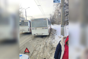 Во Владимире автобус №32 с пассажирами в салоне влетел в снежный вал