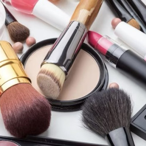 Во Владимирской области 18-летняя девушка украла косметику соперницы