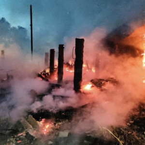 Во Владимирской области мощный пожар охватил два частных дома