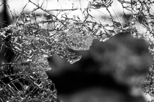 Во Владимире застройщику дома с лишними этажами разбили офис и оставили записку с угрозой