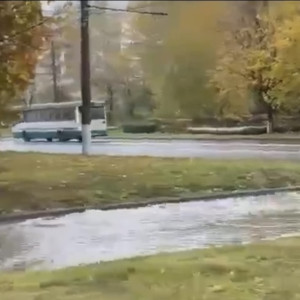 Во Владимире на Суздальском проспекте разлилась гигантская лужа