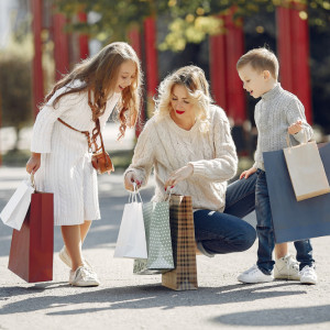 Супермаркеты, фастфуд и маркетплейсы возглавляют топ покупок по детским картам