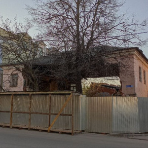 Рухнувший в центре Владимира дом обнесли забором 