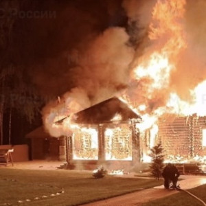 Во Владимирской области мощный пожар охватил баню