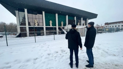 Остекление фасада горевшего драмтеатра выполнили наполовину