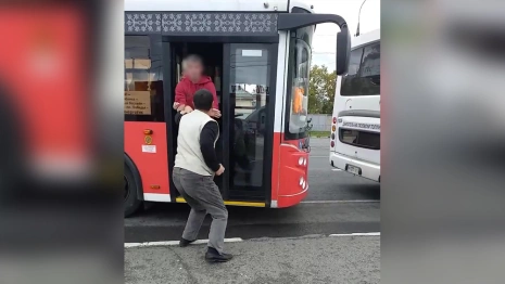 Двое водителей автобусов подрались на дороге во Владимире