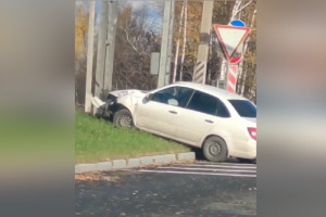 На выезде из Владимира легковушка влетела в столб