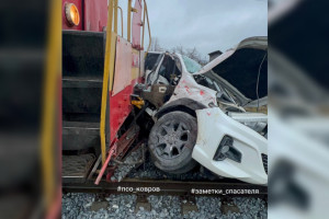 В Ковровском районе поезд снес легковушку