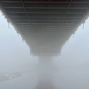 Дорожники показали окутанный туманом мост через Оку на М-12