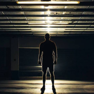 Вооруженный кувалдой мужчина украл из офисов во Владимире 1 млн рублей и 2 тыс. долларов