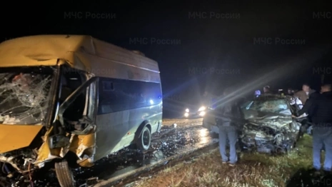 В Суздальском районе микроавтобус столкнулся с легковушкой: минимум 1 человек пострадал