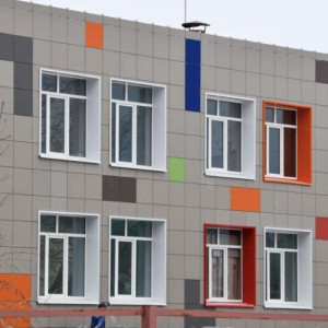 Правительство пообещало стильный и долговечный фасад в Ново-Александровской школе