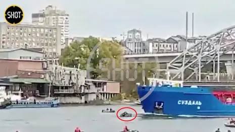 В Ростове-на-Дону танкер «Суздаль» снес лодку с тремя рыбаками