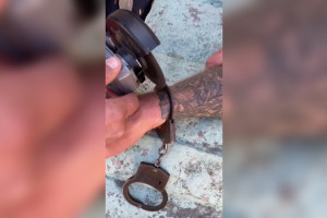 В Коврове рука задержанного мужчины застряла в наручниках