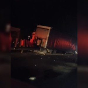 Фура разворотила ограждение на трассе во Владимирской области