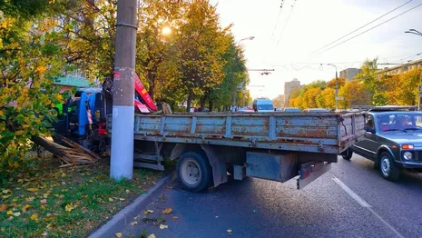 Во Владимире манипулятор переехал через поребрик и улетел на газон