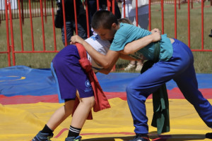 Победителю борьбы на поясах на Сабантуе во Владимире подарили живого барана