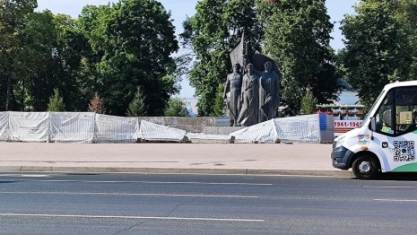 Во Владимире снова рухнуло ограждение на площади Победы